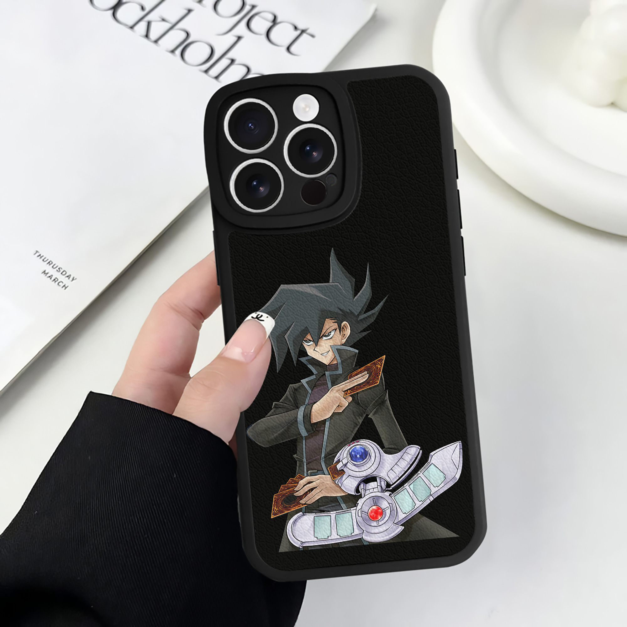 遊☆戯☆王 Yu-Gi-Oh! 【iPhone 16シリーズ対応】シリコンスマホケース（レザー調） 材質：シリコン